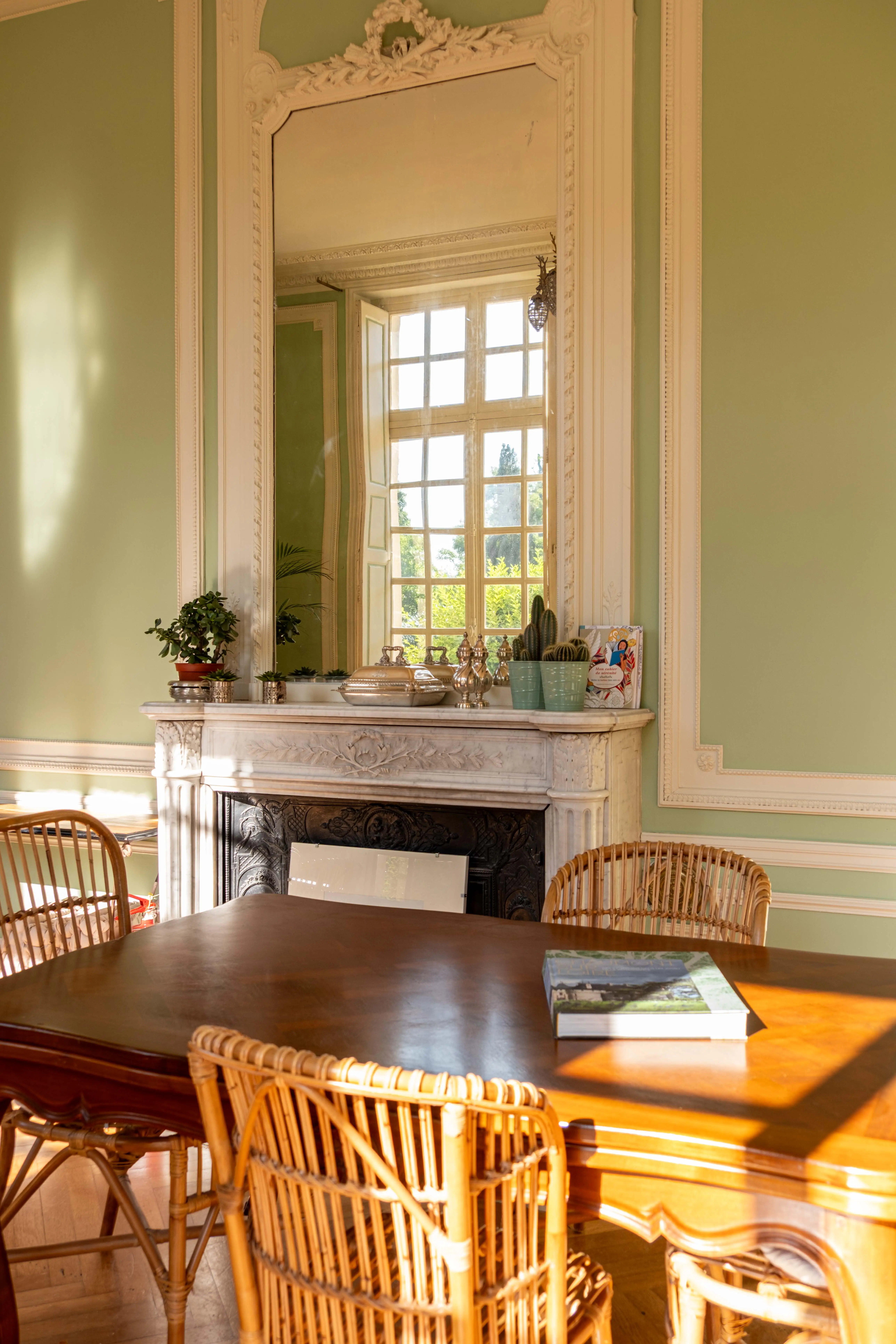 Salon avec cheminée de marbre