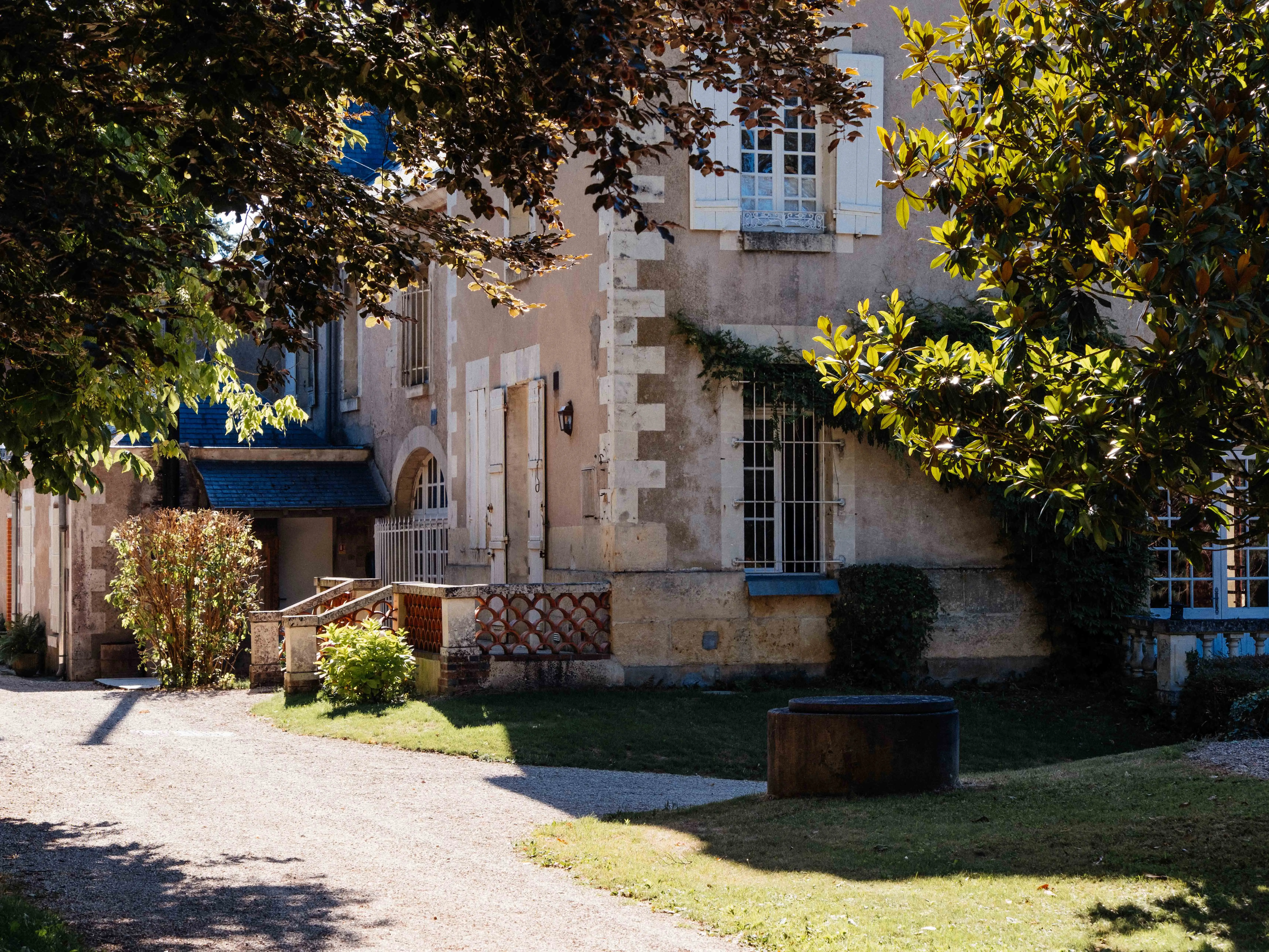 Façade et cour du château