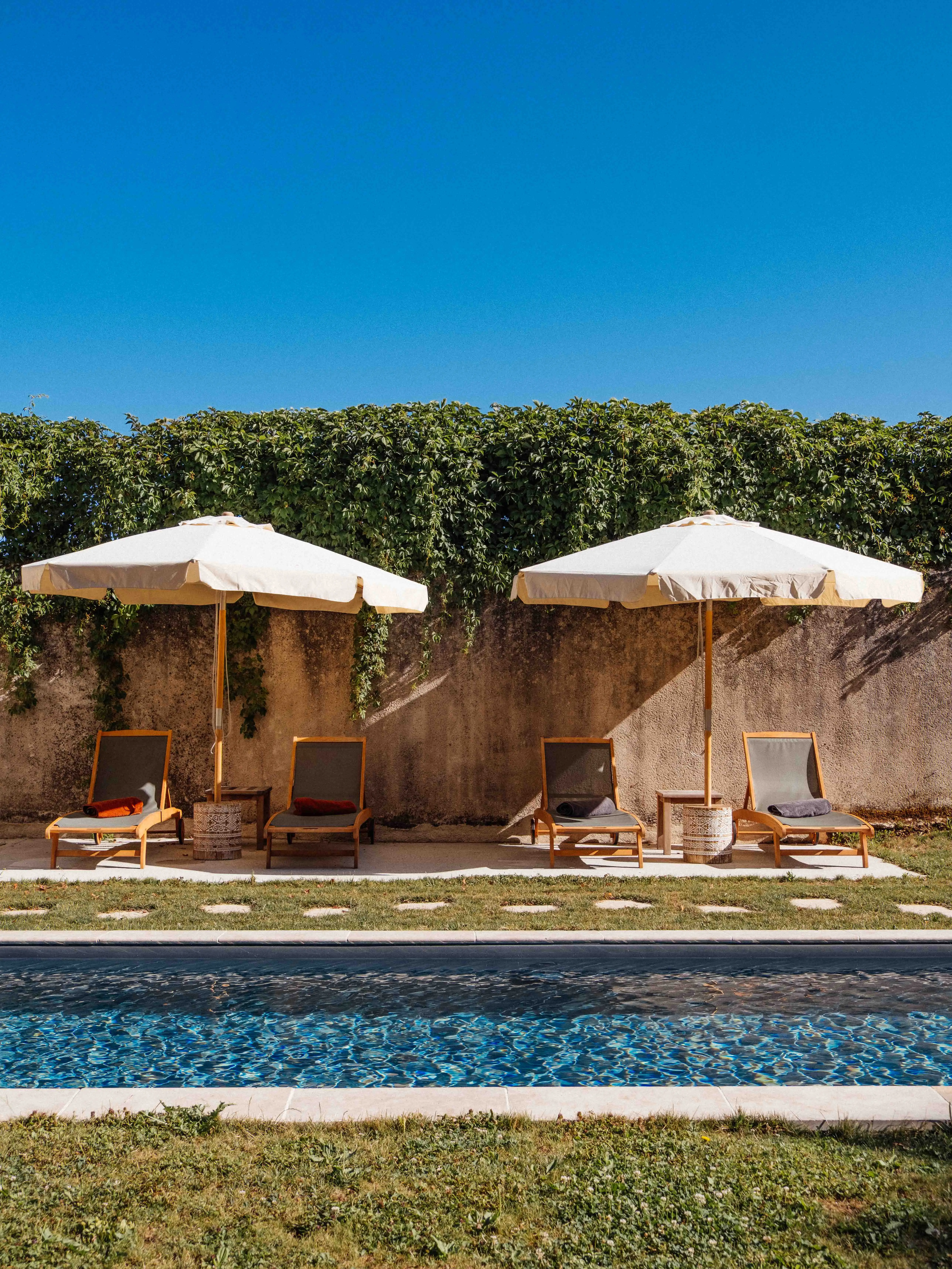 Piscine et parasols dans le parc