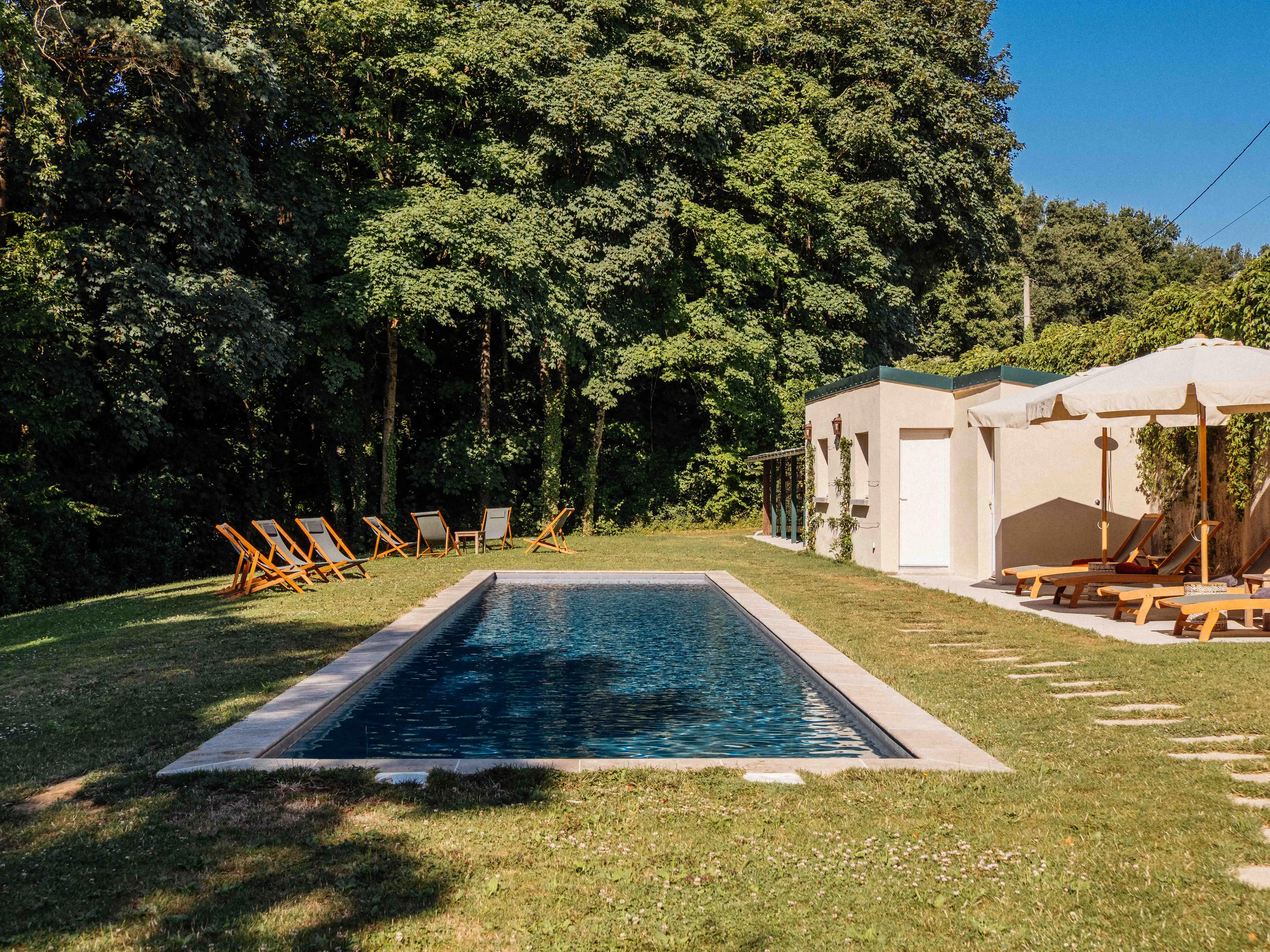 Piscine et jardins du domaine