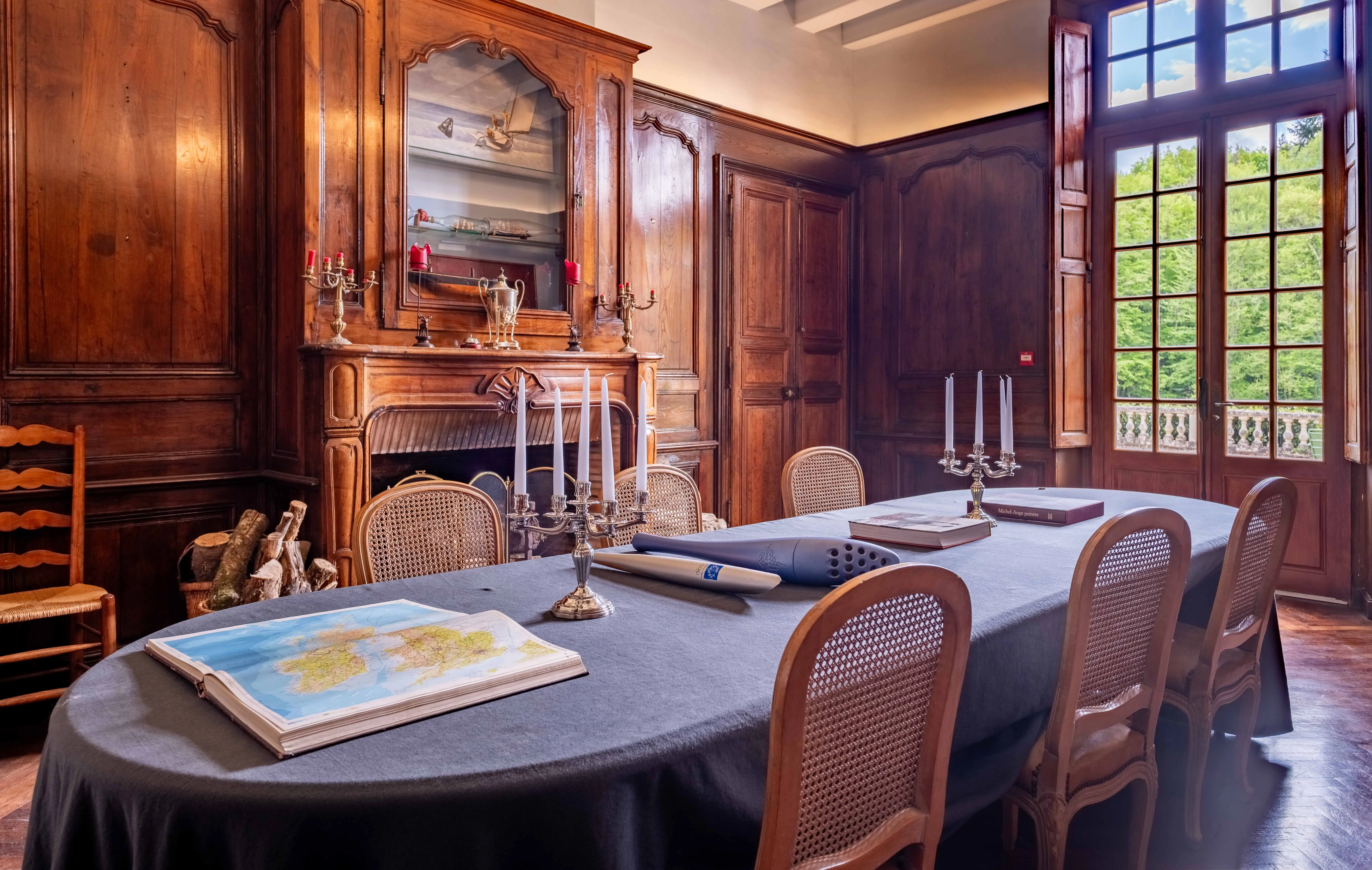 Salle à manger aux boiseries
